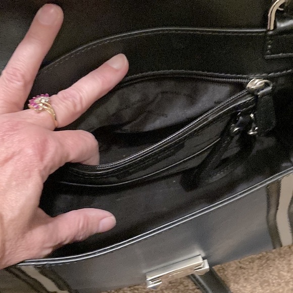 MICHAEL KORS SHOULDER BAG WITH HANDLE. SHARP LOOKING! Like new! - Picture 7 of 15